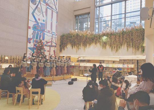 [부산=뉴시스] 부산시청 들락날락에서 지난해 크리스마스 합창공연 모습(사진=부산시 제공) *재판매 및 DB 금지