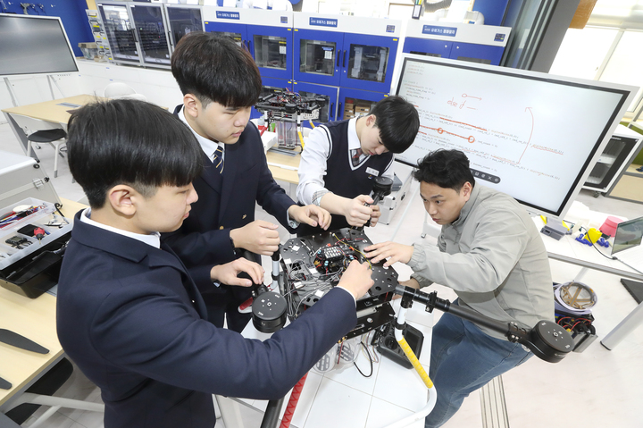 [서울=뉴시스] KT가 서울로봇고와 손잡고 로봇과 인공지능(AI)을 아우르는 융합형 기술 명장 양성에 나선다고 22일 밝혔다. (사진=KT 제공) *재판매 및 DB 금지