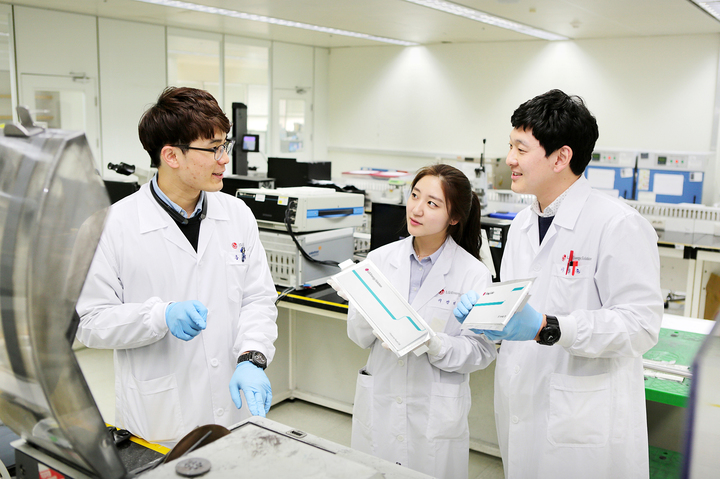 [서울=뉴시스] LG에너지솔루션 대전연구원에서 연구원들이 배터리에 대해 논의하고 있다. (사진=LG에너지솔루션 제공) 2023.02.22 photo@newsis.com *재판매 및 DB 금지