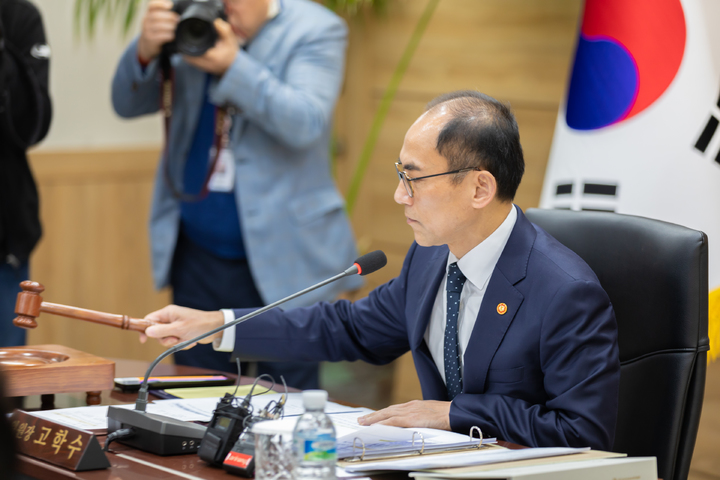 고학수 개인정보보호위원회 위원장이 2월 22일 오전 서울 종로구 정부서울청사에서 제3회 개인정보보호위원회 전체회의 개회를 알리며 의사봉을 두드리고 있다.  *재판매 및 DB 금지