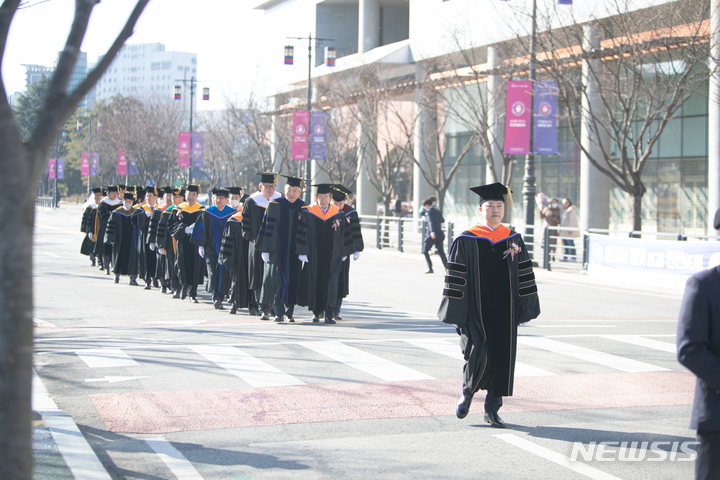 [전주=뉴시스]윤난슬 기자 = 전북대학교는 2022학년도 전기 학위수여식을 22일 오전 진수당 가인홀에서 거행했다고 밝혔다.2023.02.22.(사진=전북대 제공)