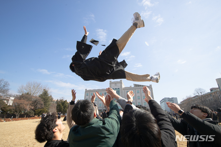 [전주=뉴시스]윤난슬 기자 = 전북대학교는 2022학년도 전기 학위수여식을 22일 오전 진수당 가인홀에서 거행했다고 밝혔다.2023.02.22.(사진=전북대 제공) 
