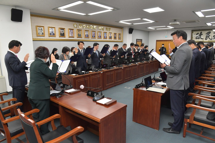 [진주=뉴시스] 진주시의회 청렴선언문 낭독. *재판매 및 DB 금지