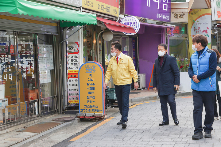 [서울=뉴시스]오언석(왼쪽) 도봉구청장.(사진=도봉구 제공) *재판매 및 DB 금지