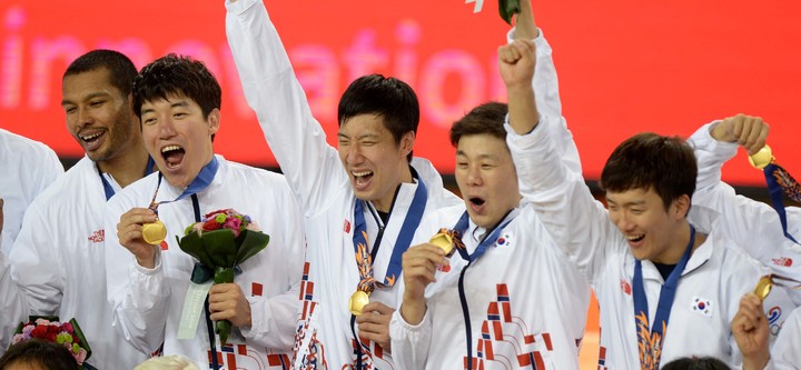 [인천=뉴시스]3일 오후 인천 삼산월드체육관에서 열린 2014 인천아시안게임 남자 농구 결승전 대한민국과 이란의 경기에서 한국이 79-77로 금메달을 차지한 가운데 선수들이 기념촬영을 하고 있다. 2014.10.03. (사진 = 뉴시스DB) *재판매 및 DB 금지