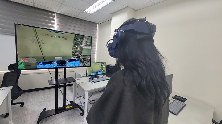 [성남=뉴시스] 손차민 기자 = 한국서부발전이 운영 중인 디지털 기술공유센터를 17일 방문했다. VR 기기를 착용하고 발전소 안전점검 교육을 받고 있다. 2023.02.17. charming@newsis.com *재판매 및 DB 금지