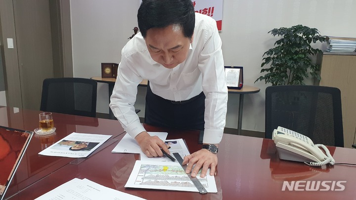 [서울=뉴시스] 김기현 국민의힘 당대표 후보가 22일 국회 의원회관 사무실에서 뉴시스와 인터뷰를 하고 있다. 2023.02.22