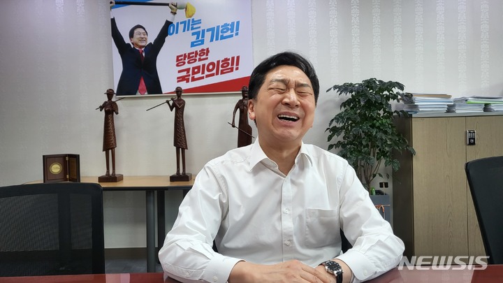 [서울=뉴시스] 김기현 국민의힘 당대표 후보가 22일 국회 의원회관 사무실에서 뉴시스와 인터뷰를 하고 있다. 2023.02.22