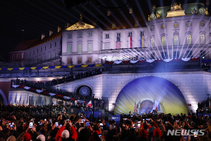 [바르샤바=AP/뉴시스] 조 바이든 미국 대통령이 21일(현지시간) 폴란드 바르샤바 대통령궁 앞에서 러시아의 우크라이나 침공 1주년 기념 연설을 하고 있다. 2023.02.22.