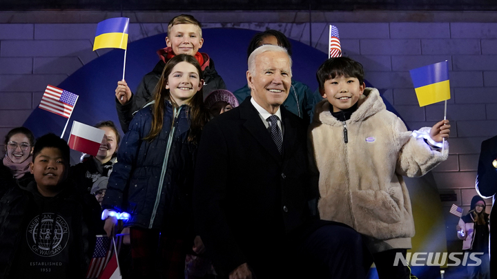 [바르샤바=AP/뉴시스] 조 바이든 미국 대통령이 21일(현지시간) 폴란드 바르샤바 대통령궁 앞에서 러시아의 우크라이나 침공 1주년 기념 연설을 마친 뒤 어린이들과 기념촬영을 하고 있다. 2023.02.22.