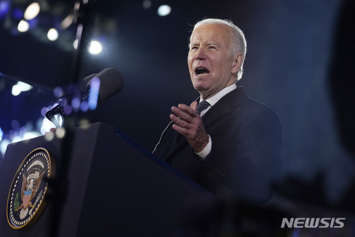 [바르샤바=AP/뉴시스] 조 바이든 미국 대통령이 21일(현지시간) 폴란드 바르샤바 대통령궁 앞에서 러시아의 우크라이나 침공 1주년 기념 연설을 하고 있다. 2023.02.22.