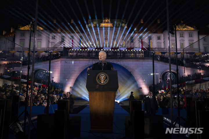 [바르샤바=AP/뉴시스] 조 바이든 미국 대통령이 21일(현지시간) 폴란드 바르샤바 대통령궁 앞에서 러시아의 우크라이나 침공 1주년 기념 연설을 하고 있다. 2023.02.22.