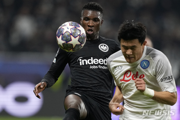 [프랑크푸르트=AP/뉴시스] 나폴리의 김민재(오른쪽)와 아인트라흐트 프랑크푸르트의 아우렐리오 부타가 22일(한국시간) 독일 프랑크푸르트 발트 슈타디온에서 열린 2022~23 UEFA 챔피언스리그 16강 1차전에서 공을 차지하기 위한 경쟁을 벌이고 있다. 2023.02.22.
