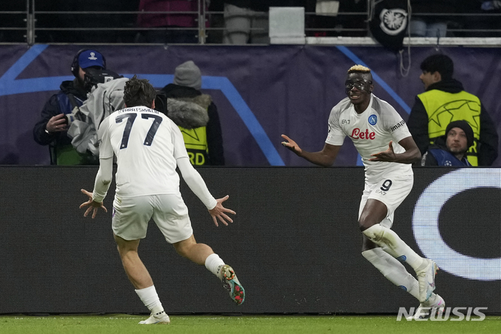 [프랑크푸르트=AP/뉴시스] 나폴리의 빅터 오시멘(오른쪽)이 22일(한국시간) 독일 프랑크푸르트 발트 슈타디온에서 열린 아인트라흐트 프랑크푸르트와 2022~23 UEFA 챔피언스리그 16강 1차전에서 전반 40분 선제골을 넣은 뒤 동료 흐비차 크바라츠헬리아와 기쁨을 나누고 있다. 2023.02.22.