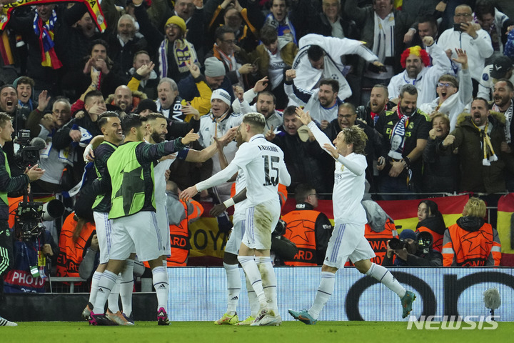 [리버풀=AP/뉴시스] 레알 마드리드의 카림 벤제마(가운데)가 22일(한국시간) 영국 리버풀 안필드에서 열린 리버풀과 2022~23 UEFA 챔피언스리그 1차전에서 팀의 5번째 골을 넣은 뒤 동료들과 기쁨을 나누고 있다. 2023.02.22.