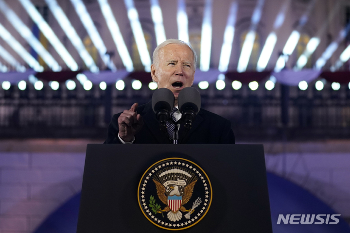 [바르샤바=AP/뉴시스] 조 바이든 미국 대통령이 21일(현지시간) 폴란드 바르샤바 대통령궁 앞에서 러시아의 우크라이나 침공 1주년 기념 연설을 하고 있다. 2023.02.22.