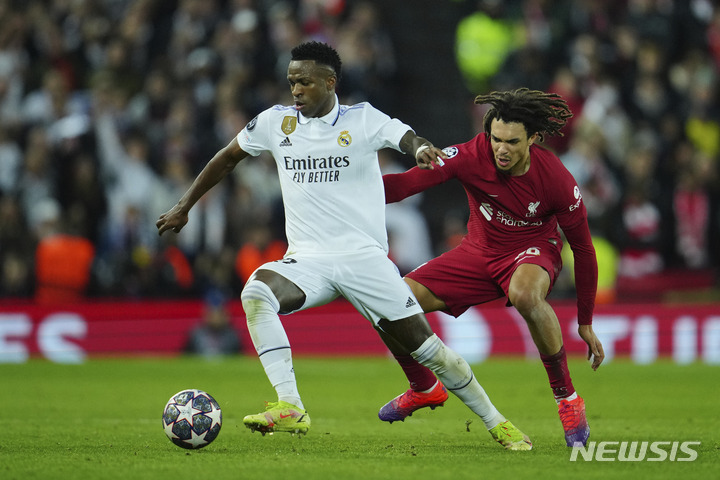 [리버풀=AP/뉴시스] 레알 마드리드의 비니시우스 주니오르(왼쪽)가 22일(한국시간) 영국 리버풀 안필드에서 열린 2022~23 UEFA 챔피언스리그 1차전에서 리버풀의 트렌트 알렉산더아놀드의 수비를 받으며 돌파를 시도하고 있다. 2023.02.22.
