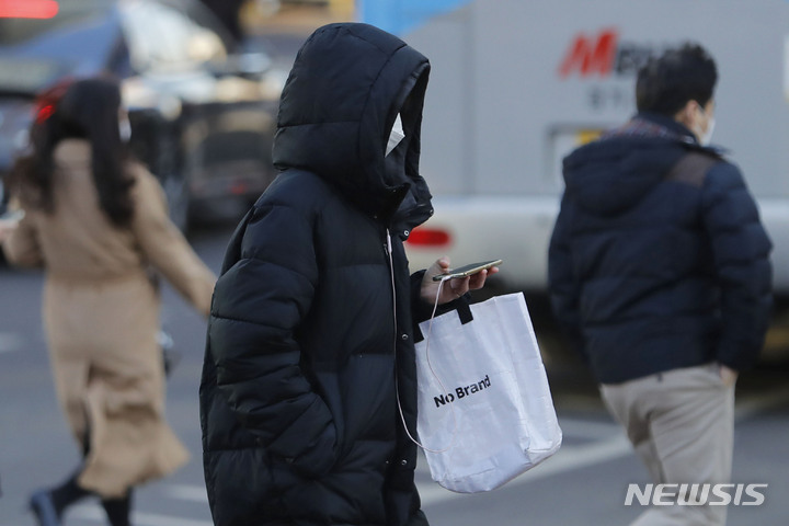 [서울=뉴시스] 최동준 기자 = 지난달 22일 오전 서울 명동성당 사거리에서 시민들이 출근하고 있다. 2023.03.10. photo@newsis.com