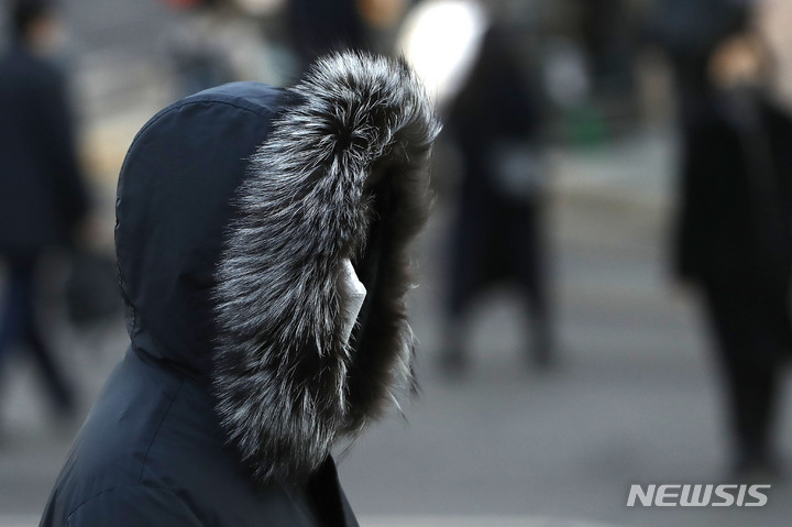 [서울=뉴시스] 최동준 기자 = 영하권 추위를 보이고 있는 22일 오전 서울 명동성당 사거리에서 시민들이 출근하고 있다. 2023.02.22. photocdj@newsis.com