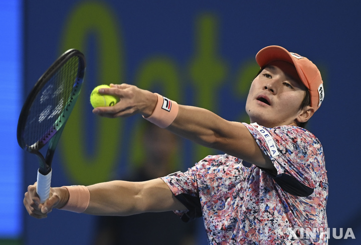 [도하=신화/뉴시스] 권순우(68위)가 21일(현지시간) 카타르 도하에서 열린 남자프로테니스(ATP) 투어 카타르 엑손 모바일 오픈 단식 1회전 압달라 셸베이(276위·요르단)와 경기하고 있다. 권순우는 세트 스코어 2-1(6-3 3-6 6-4)로 셸베이를 물리치고 16강에 올랐다. 2023.02.22.