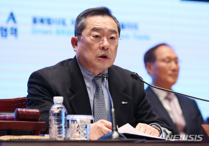 [서울=뉴시스] 김진아 기자 = 구자열 LS그룹 이사회 의장 겸 한국무역협회 회장의 생후 5개월 손자가 E1 주주명부에 이름을 올렸다. 사진은 구자열 회장이 지난 2월 22일 오전 서울 강남구 코엑스 컨퍼럼스룸에서 열린 2023년도 한국무역협회 정기총회에서 개회사를 하는 모습. 2023.02.22. bluesoda@newsis.com