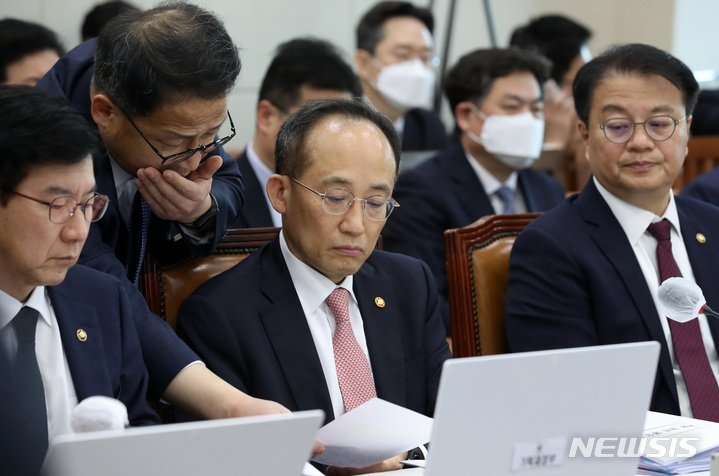 [서울=뉴시스] 이영환 기자 = 추경호 경제부총리 겸 기획재정부 장관이 22일 오전 서울 여의도 국회에서 열린 기획재정위원회 전체회의에서 자료를 살펴보고 있다. 왼쪽은 최상대 기재부 2차관, 오른쪽은 방기선 기재부 1차관. 2023.02.22. 20hwan@newsis.com