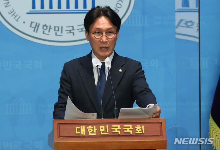 [서울=뉴시스] 추상철 기자 = 김민석 더불어민주당 신임 정책위의장이 지난 2월22일 서울 여의도 국회 소통관에서 발언하고 있다. 2023.02.22. scchoo@newsis.com