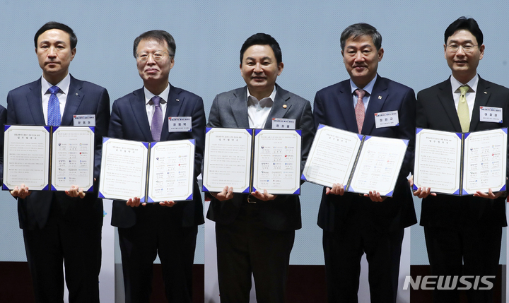 [서울=뉴시스] 최진석 기자 = 원희룡(가운데) 국토교통부 장관이 22일 서울 중구 포스트타워 대회의실에서 열린 '알뜰교통카드 플러스 협약식'에서 협약서에 사인 후 참석자들과 기념촬영을 하고 있다. 왼쪽부터 문동권 신한카드 사장, 권용복 한국교통안전공단 이사장, 원 장관, 정완규 여신금융협회 회장, KB국민카드 사장. 2023.02.22. myjs@newsis.com
