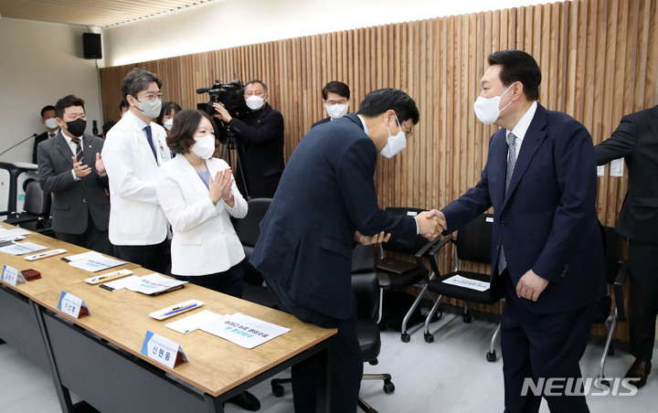 [서울=뉴시스] 전신 기자 = 윤석열 대통령이 22일 서울 종로구 서울대학교어린이병원에서 열린 소아진료 등 필수의료 정책 간담회에 입장하며 참석자들과 악수하고 있다. 2023.02.22. photo1006@newsis.com