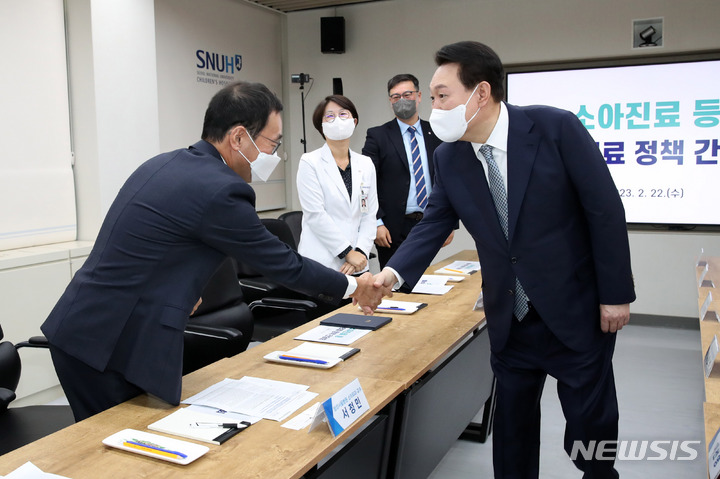 [서울=뉴시스] 전신 기자 = 윤석열 대통령이 22일 서울 종로구 서울대학교어린이병원에서 열린 소아진료 필수의료 정책간담회에 입장하며 참석자들과 인사하고 있다. 2023.02.22. photo1006@newsis.com