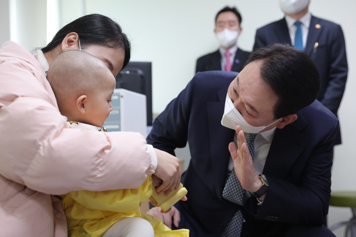 [서울=뉴시스] 윤석열 대통령이 22일 서울 종로구 서울대학교어린이병원 소아청소년암센터 외래 진료실을 방문해 환아와 보호자를 격려하고 있다. (사진=대통령실 제공) 2023.02.22. photo@newsis.com *재판매 및 DB 금지