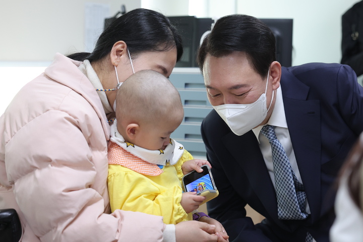 [서울=뉴시스] 윤석열 대통령이 22일 서울 종로구 서울대학교어린이병원 소아청소년암센터 외래 진료실을 방문해 환아와 보호자를 격려하고 있다. (사진=대통령실 제공) 2023.02.22. photo@newsis.com *재판매 및 DB 금지