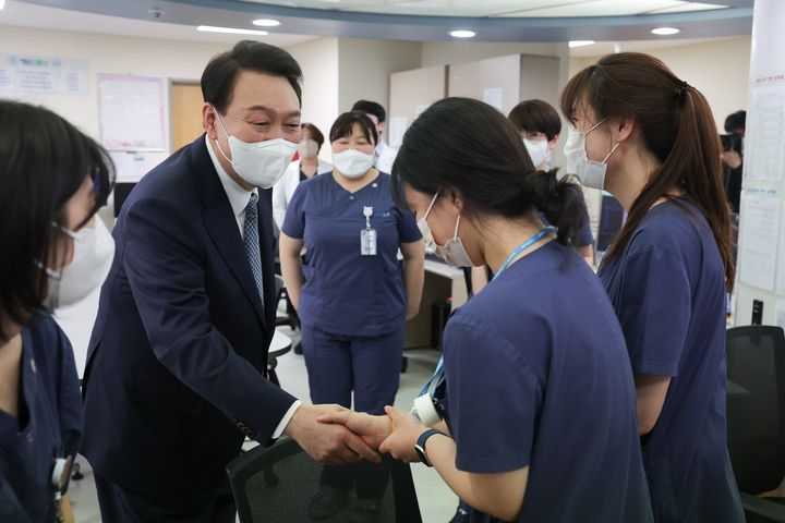 [서울=뉴시스] 윤석열 대통령이 22일 서울 종로구 서울대학교어린이병원을 방문해 의료진들을 격려하고 있다. (사진=대통령실 제공) 2023.02.22. photo@newsis.com *재판매 및 DB 금지