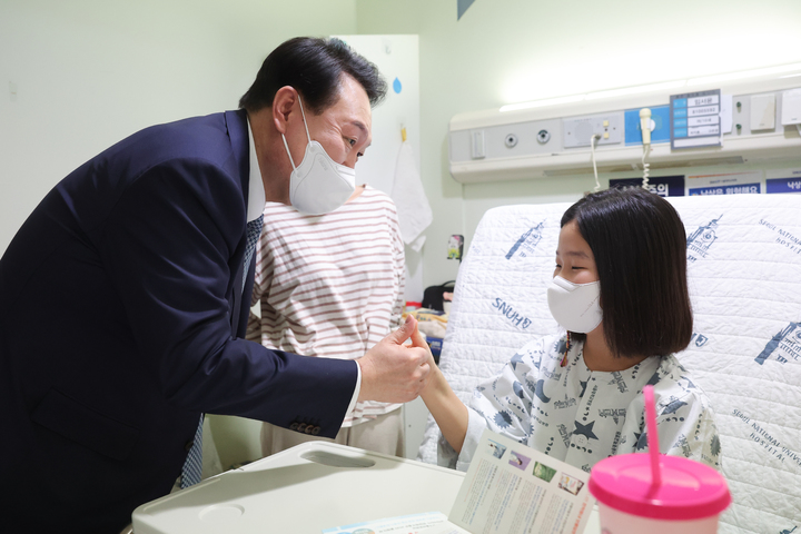 [서울=뉴시스] 윤석열 대통령이 22일 서울 종로구 서울대학교어린이병원을 방문해 소아외과 병동에서 입원 중인 어린이와 보호자를 격려하고 있다. (사진=대통령실 제공) 2023.02.22. photo@newsis.com *재판매 및 DB 금지