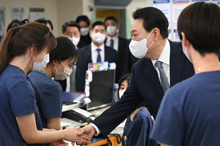 [서울=뉴시스] 윤석열 대통령이 22일 서울 종로구 서울대학교어린이병원을 방문해 의료진들을 격려하고 있다. (사진=대통령실 제공) 2023.02.22. photo@newsis.com *재판매 및 DB 금지