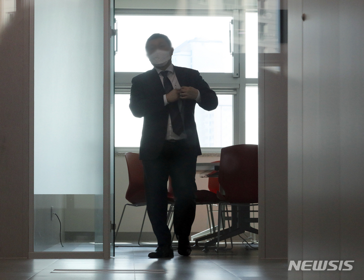 [수원=뉴시스] 김금보 기자 = 22일 오후 경기 수원 경기도청 기획조정실에서 검찰 관계자가 압수수색을 진행하고 있다. 쌍방울 그룹의 대북송금 의혹을 수사 중인 검찰이 경기도청에 대한 전방위적인 압수수색에 나섰다. 압수수색 대상은 경기도지사실 및 도지사 비서실, 경제부지사실(구 평화부지사), 기획조정실, 평화협력국, 친환경농업과, 도의회 기획재정·농정해양위원회 등 10여 곳으로 알려졌다. 2023.02.22. kgb@newsis.com