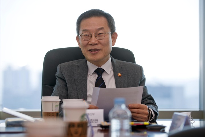 [서울=뉴시스] 이종호 과학기술정보통신부 장관이 22일 서울 중구 서울중앙우체국에서 인공지능 기업 및 학계 전문가들과 최근 전 세계적으로 화두가 되고 있는 챗GPT 동향과 정책방향에 대해 논의하고 있다. (사진=과학기술정보통신부 제공) 2023.02.22. photo@newsis.com *재판매 및 DB 금지