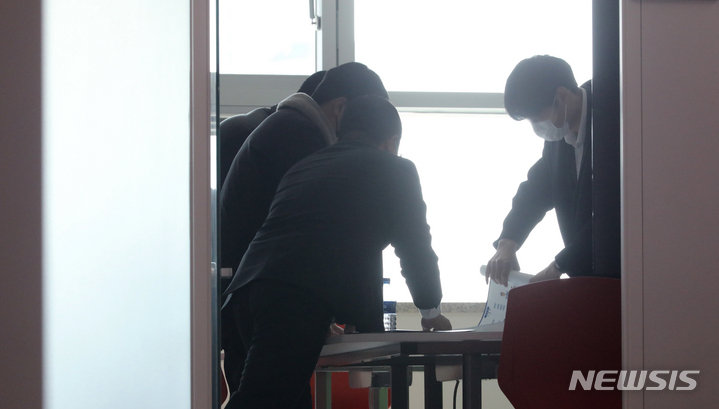 [수원=뉴시스] 김금보 기자 = 검찰 관계자들이 22일 오후 경기 수원 경기도청 기획조정실에서 압수수색을 진행하고 있다. 쌍방울 그룹의 대북송금 의혹을 수사 중인 검찰이 경기도청에 대한 전방위적인 압수수색에 나섰다. 압수수색 대상은 경기도지사실 및 도지사 비서실, 경제부지사실(구 평화부지사), 기획조정실, 평화협력국, 친환경농업과, 도의회 기획재정·농정해양위원회 등 10여 곳으로 알려졌다. 2023.02.22. kgb@newsis.com