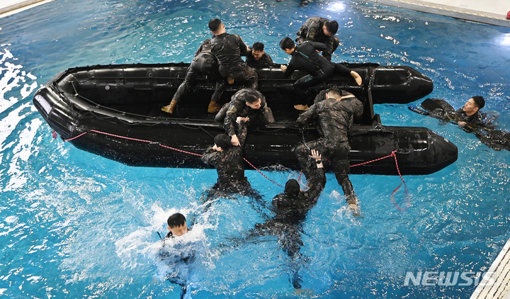 [평택=뉴시스] 김종택 기자 = 샌드허스트 경연대회에 출전하는 육군사관학교 생도들이 22일 경기도 평택시 캠프 험프리스에서 수중생존 훈련을 하고 있다. 오는 4월 미 육군사관학교가 주최하는 샌드허스트 경연대회는 전 세계 예비장교들이 전투체력과 전술적 응급처치, 장애물 극복 등 각종 전투기술을 겨루는 대회이다. 2023.02.22. jtk@newsis.com