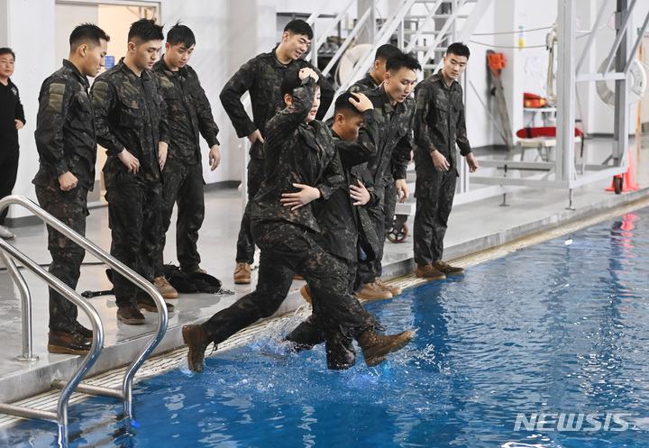 [평택=뉴시스] 김종택 기자 = 샌드허스트 경연대회에 출전하는 육군사관학교 생도들이 22일 경기도 평택시 캠프 험프리스에서 수중생존 훈련을 하고 있다. 오는 4월 미 육군사관학교가 주최하는 샌드허스트 경연대회는 전 세계 예비장교들이 전투체력과 전술적 응급처치, 장애물 극복 등 각종 전투기술을 겨루는 대회이다. 2023.02.22. jtk@newsis.com