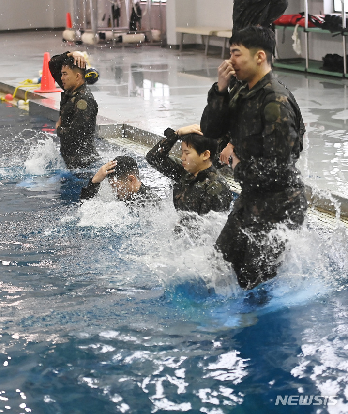 [평택=뉴시스] 김종택 기자 = 샌드허스트 경연대회에 출전하는 육군사관학교 생도들이 22일 경기도 평택시 캠프 험프리스에서 수중생존 훈련을 하고 있다. 오는 4월 미 육군사관학교가 주최하는 샌드허스트 경연대회는 전 세계 예비장교들이 전투체력과 전술적 응급처치, 장애물 극복 등 각종 전투기술을 겨루는 대회이다. 2023.02.22. jtk@newsis.com