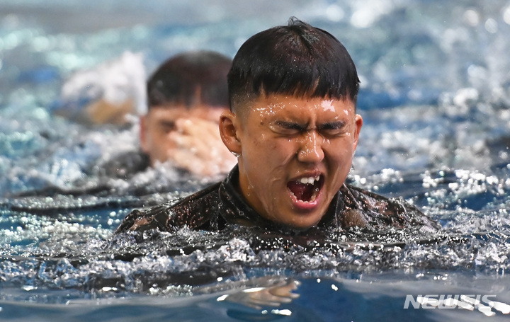 [평택=뉴시스] 김종택 기자 = 샌드허스트 경연대회에 출전하는 육군사관학교 생도들이 22일 경기도 평택시 캠프 험프리스에서 수중생존 훈련을 하고 있다. 오는 4월 미 육군사관학교가 주최하는 샌드허스트 경연대회는 전 세계 예비장교들이 전투체력과 전술적 응급처치, 장애물 극복 등 각종 전투기술을 겨루는 대회이다. 2023.02.22. jtk@newsis.com