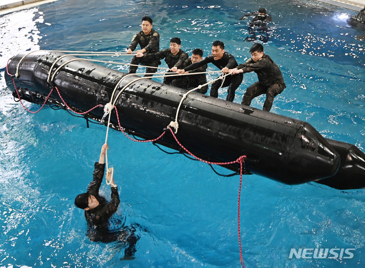 [평택=뉴시스] 김종택 기자 = 샌드허스트 경연대회에 출전하는 육군사관학교 생도들이 22일 경기도 평택시 캠프 험프리스에서 수중생존 훈련을 하고 있다. 오는 4월 미 육군사관학교가 주최하는 샌드허스트 경연대회는 전 세계 예비장교들이 전투체력과 전술적 응급처치, 장애물 극복 등 각종 전투기술을 겨루는 대회이다. 2023.02.22. jtk@newsis.com