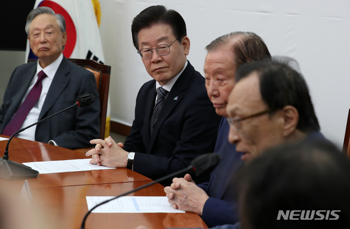 [서울=뉴시스] 이영환 기자 = 이재명 더불어민주당 대표가 22일 오후 서울 여의도 국회에서 열린 상임고문단 간담회에서 이해찬 상임고문의 발언을 경청하고 있다. 2023.02.22. 20hwan@newsis.com