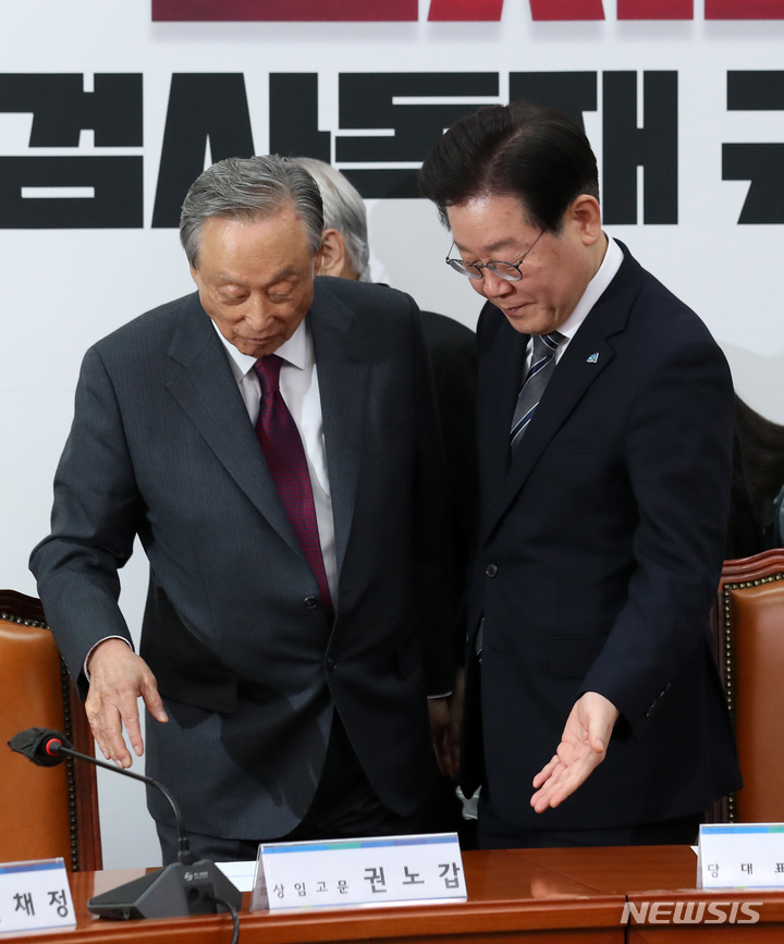 [서울=뉴시스] 이영환 기자 = 이재명 더불어민주당 대표가 22일 오후 서울 여의도 국회에서 열린 상임고문단 간담회에서 권노갑 상임고문에게 자리를 안내하고 있다. 2023.02.22. 20hwan@newsis.com