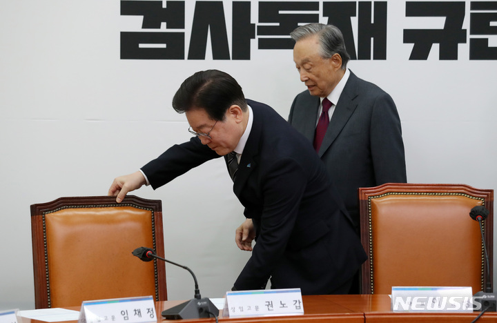 [서울=뉴시스] 이영환 기자 = 이재명 더불어민주당 대표가 22일 오후 서울 여의도 국회에서 열린 상임고문단 간담회에서 권노갑 상임고문에게 자리를 안내하고 있다. 2023.02.22. 20hwan@newsis.com