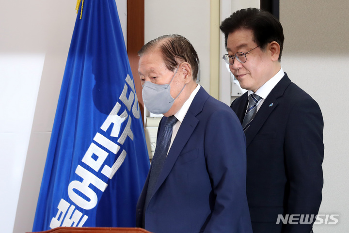 [서울=뉴시스] 이영환 기자 = 이재명 더불어민주당 대표와 김원기 상임고문이 22일 오후 서울 여의도 국회에서 열린 상임고문단 간담회에 참석하고 있다. 2023.02.22. 20hwan@newsis.com