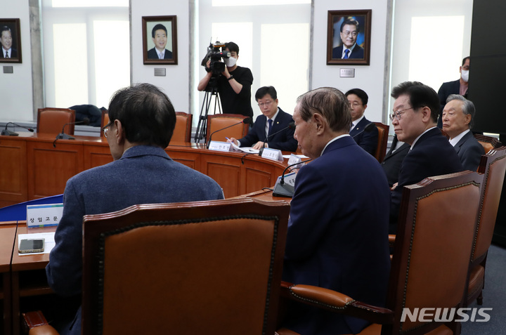 [서울=뉴시스] 이영환 기자 = 이재명 더불어민주당 대표가 22일 오후 서울 여의도 국회에서 열린 상임고문단 간담회에서 임채정, 권노갑, 김원기, 이해찬, 이용득 상임고문의 발언을 경청하고 있다. 2023.02.22. 20hwan@newsis.com