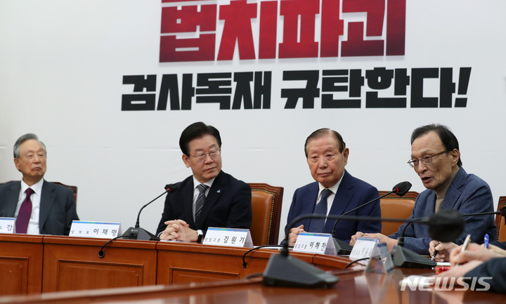 [서울=뉴시스] 이영환 기자 = 이해찬 더불어민주당 상임고문이 22일 오후 서울 여의도 국회에서 열린 상임고문단 간담회에서 발언을 하고 있다. 오른쪽부터 이 상임고문, 김원기 상임고문, 이재명 대표, 권노갑 상임고문. 2023.02.22. 20hwan@newsis.com