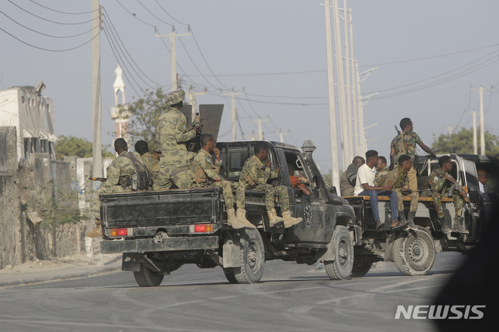 [모가디슈=AP/뉴시스] 소말리아 모가디슈의 한 주택에서 지난 해 2월 21일 차량 폭탄 테러가 발생한 후 총격전이 벌어져 보안군이 거리를 순찰하고 있다. 자살폭탄 테러범이 차량을 폭파한 뒤 알샤바브 무장세력이 총을 쏘며 난입하는 이런 패턴의 테러가 계속되자 정부군은 올 해 1월6일에도 대대적인 소탕전을 벌여 76명을 사살했다고 밝혔다. 2024.01.08. 